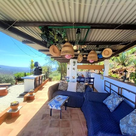 Vine Ridge Studio And Apartment Comares Bagian luar foto