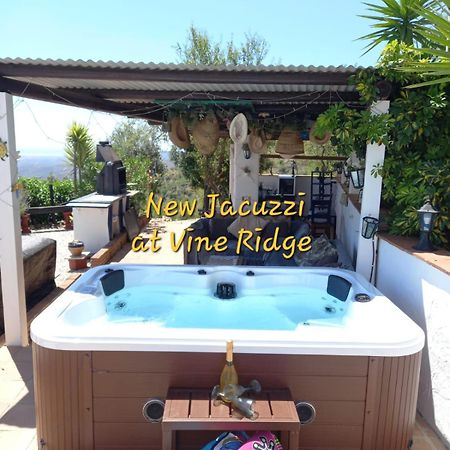 Vine Ridge Studio And Apartment Comares Bagian luar foto