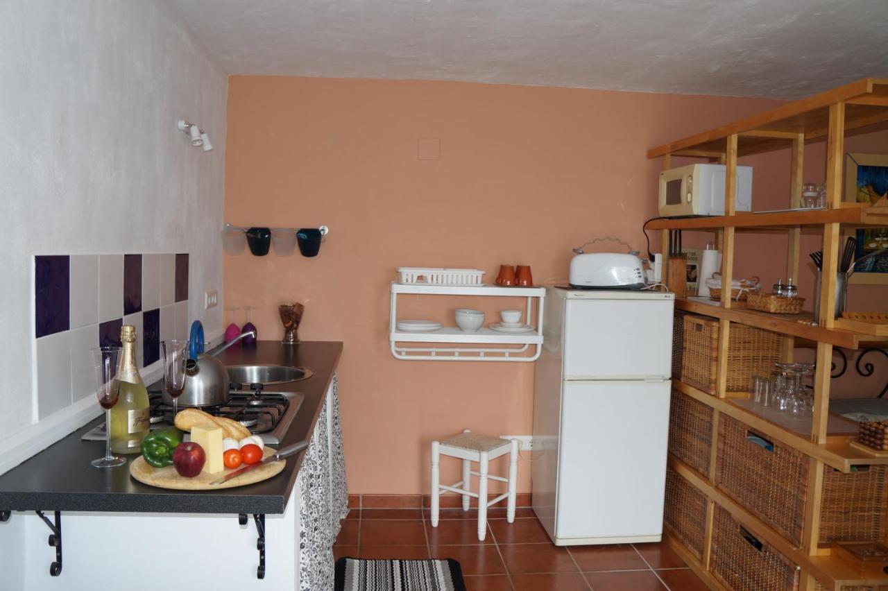 Vine Ridge Studio And Apartment Comares Bagian luar foto